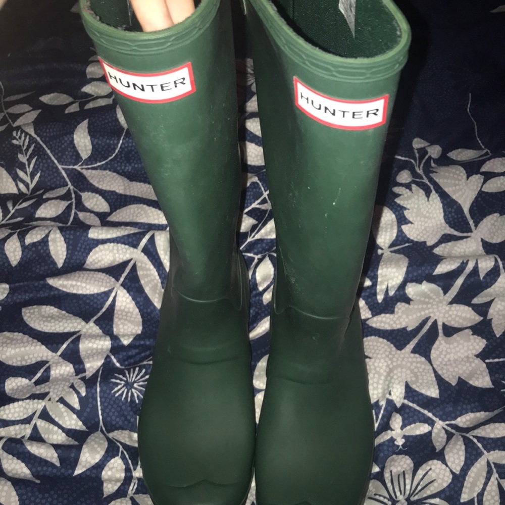 WORN ONCE- WIDE CALF HUNTER RAINBOOTS